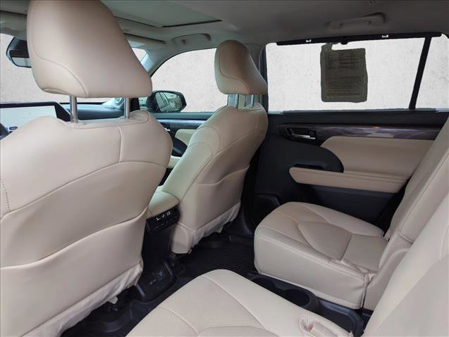 Used 2024 Toyota Highlander Limited image 19