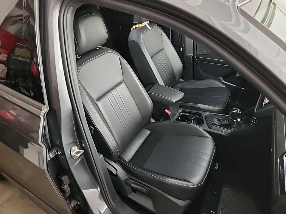 Used 2022 Volkswagen Tiguan SE R-Line image 3