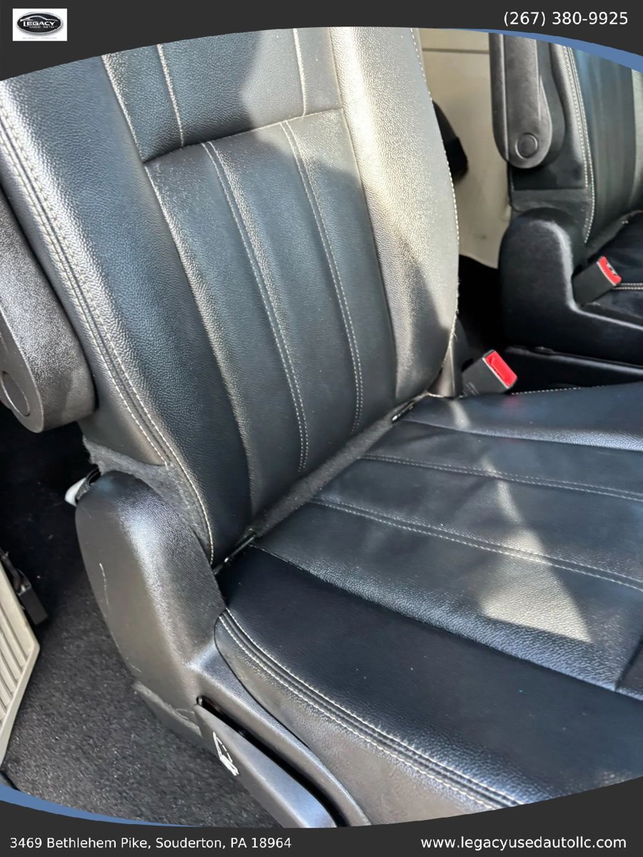 Used 2016 Chrysler Town & Country Touring FWD image 64