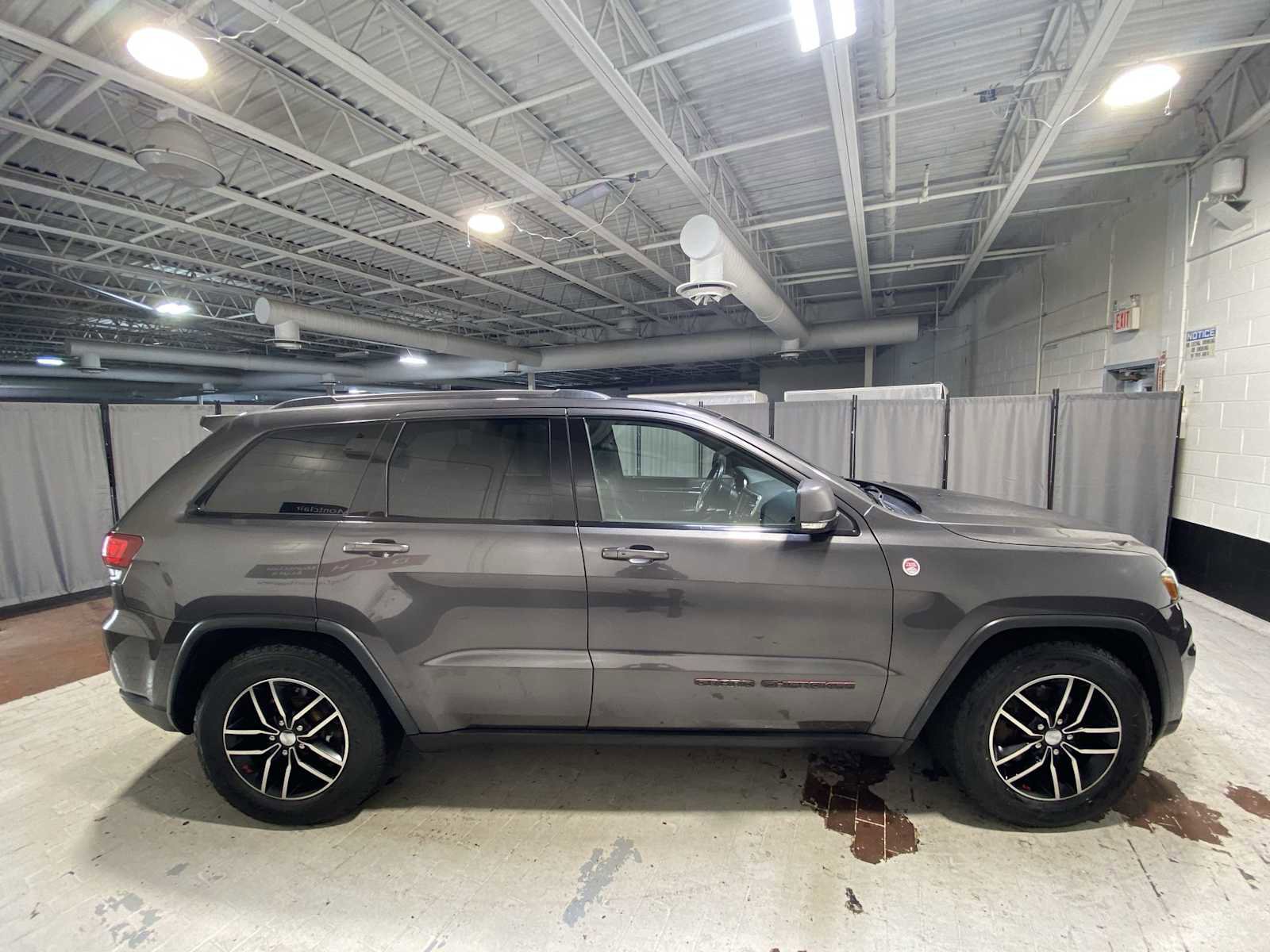 Used 2017 Jeep Grand Cherokee Trailhawk w/ Trailhawk Luxury Group AWD/4WD image 27