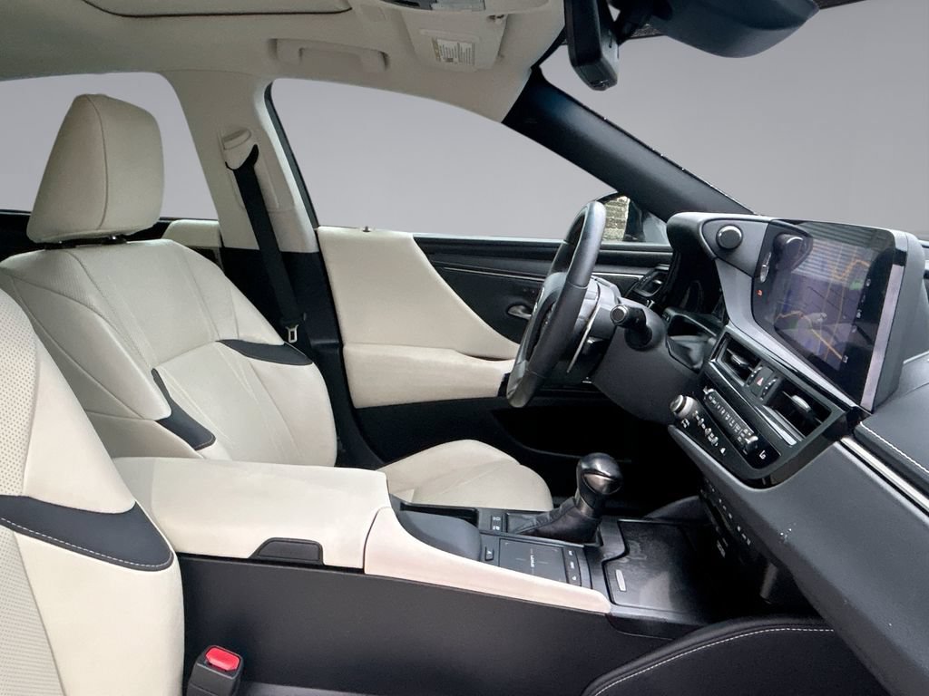 Used 2022 Lexus ES 300h Ultra Luxury w/ Accessory Package 2 FWD image 16