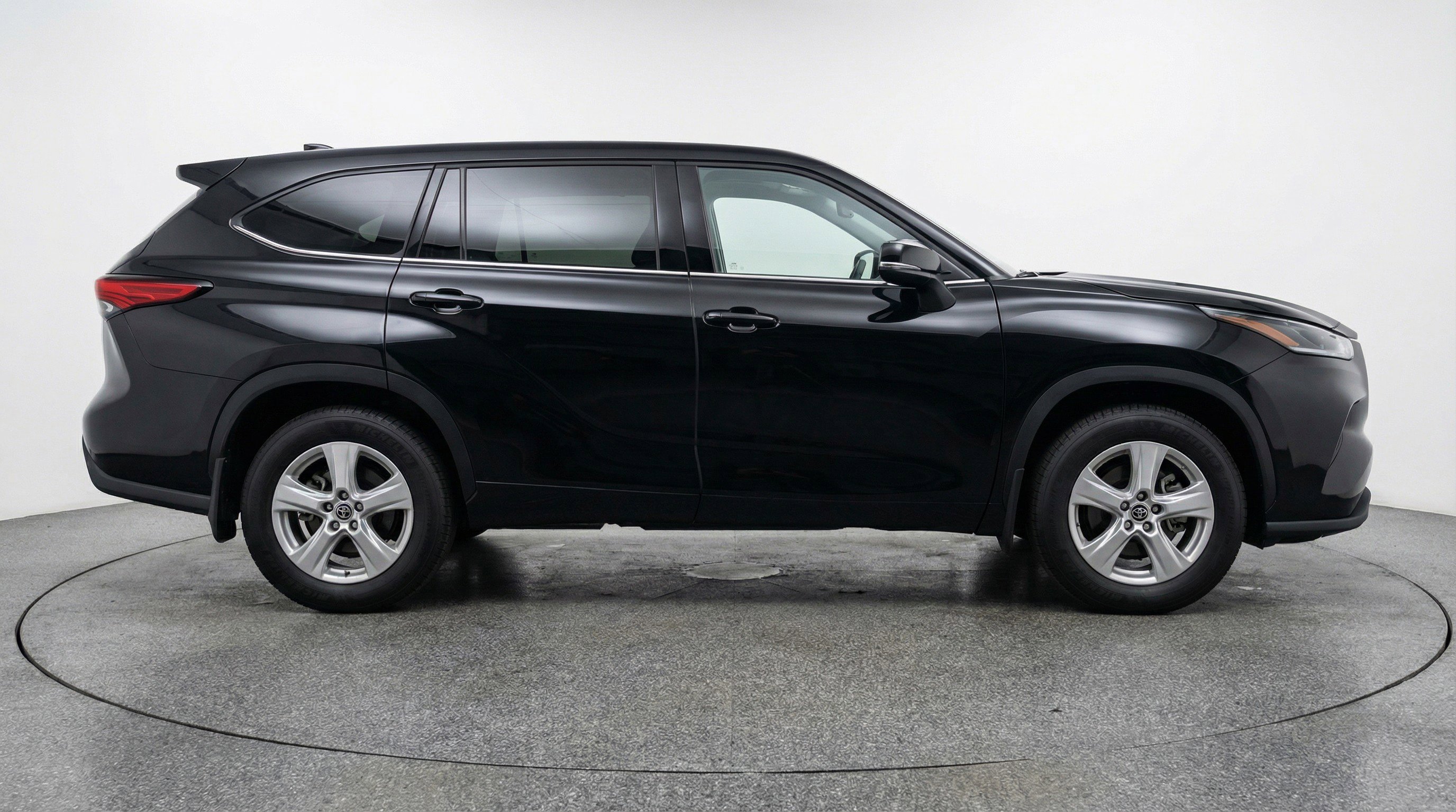 Used 2025 Toyota Highlander LE image 11