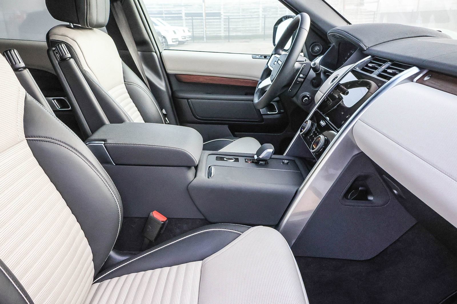 Used 2024 Land Rover Discovery Dynamic SE image 16