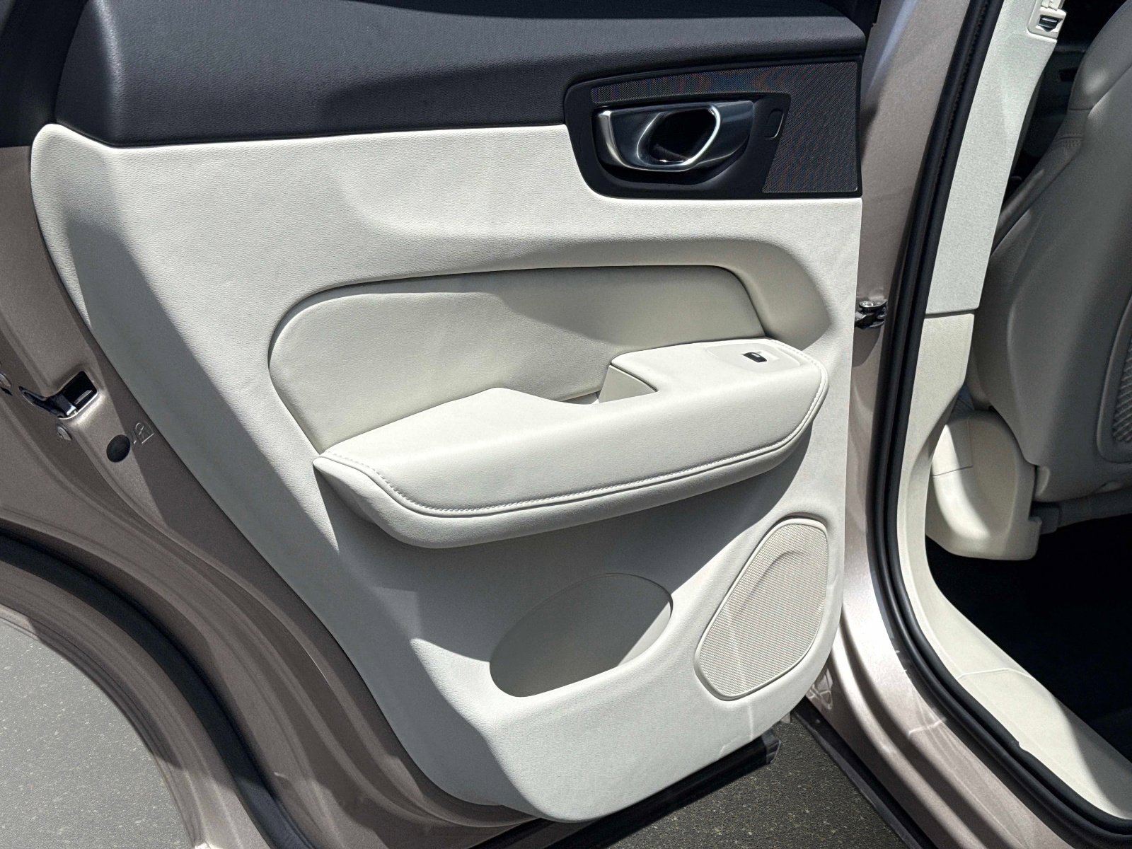 Used 2026 Volvo XC60 B5 Ultra w/ Protection Package Premier image 13