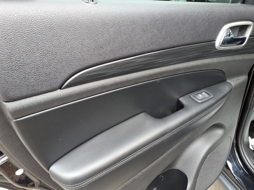 Used 2019 Jeep Grand Cherokee Laredo w/ Laredo X Package AWD/4WD image 21