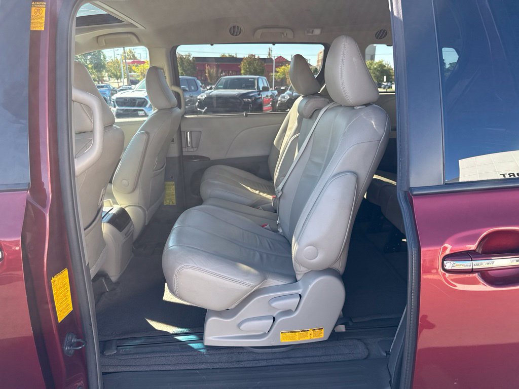 Used 2014 Toyota Sienna XLE FWD image 11