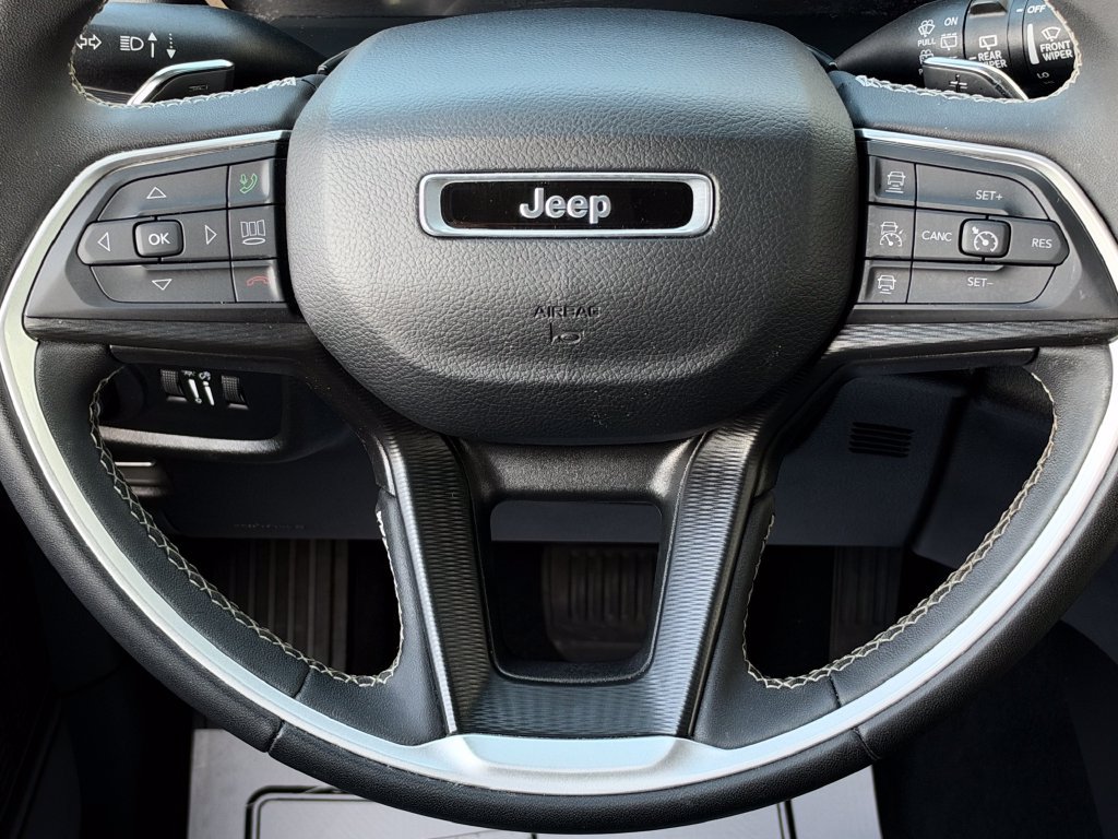Used 2023 Jeep Grand Cherokee Laredo X AWD/4WD image 20
