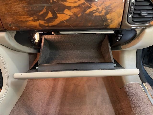 Used 2001 Jaguar XK8 Convertible image 26