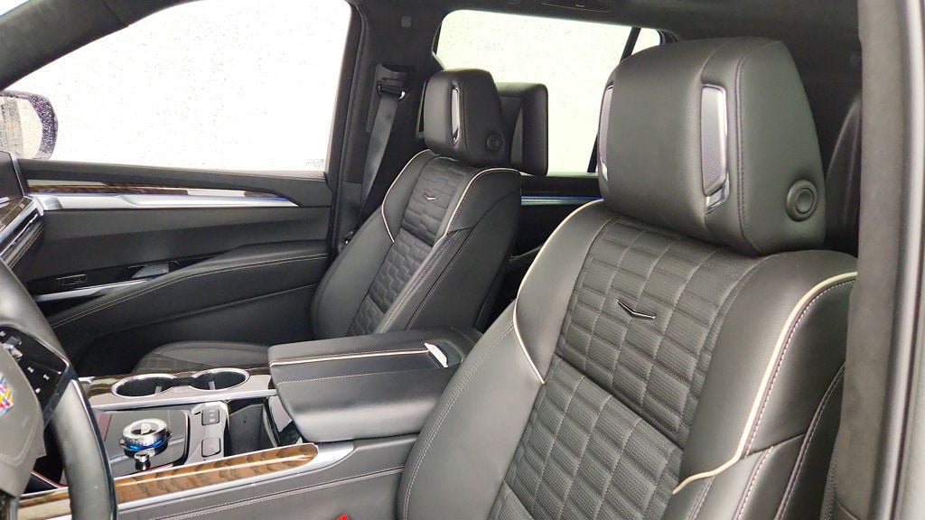 Used 2025 Cadillac Escalade Sport Platinum w/ LPO, ONYX Package AWD/4WD image 23