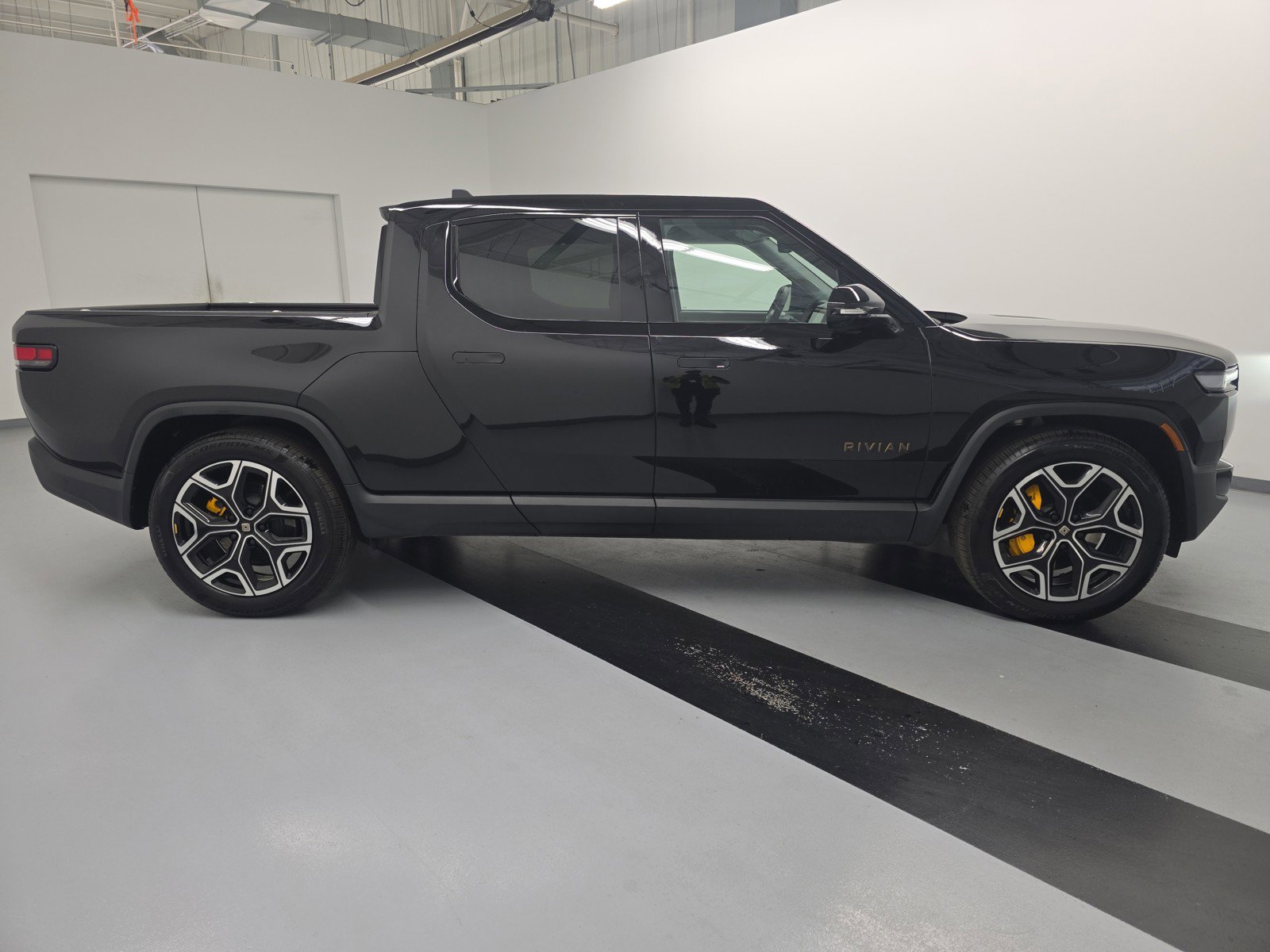 Used 2025 Rivian R1T Premium AWD/4WD image 6