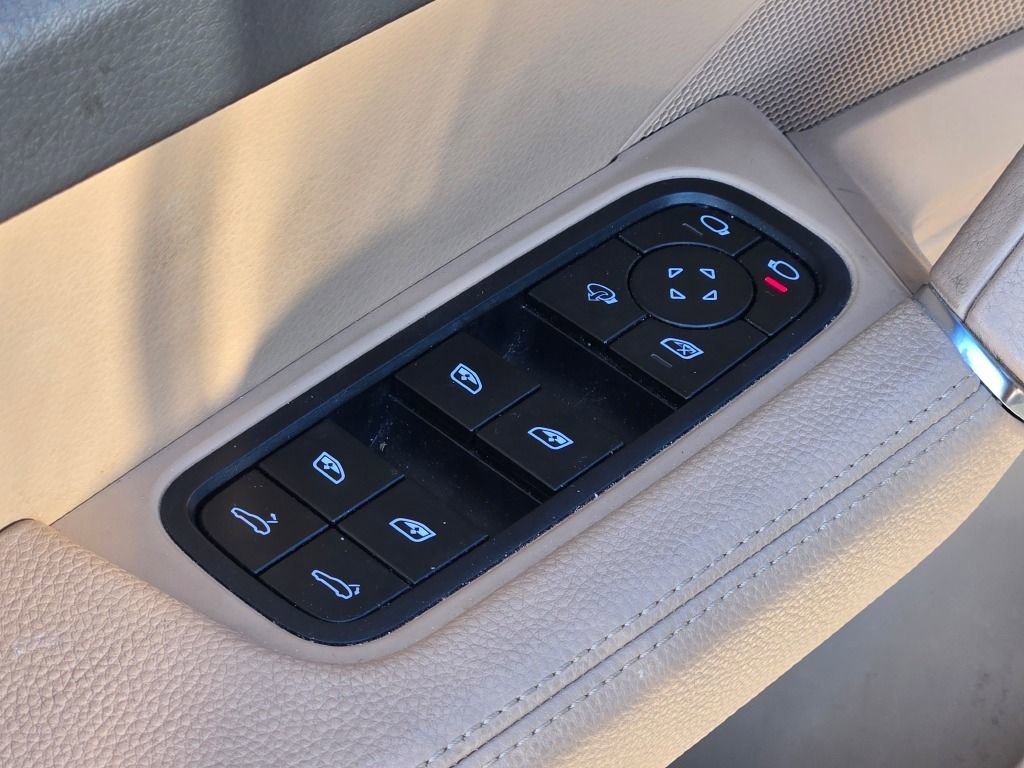 Certified 2023 Porsche Cayenne Platinum Edition image 17