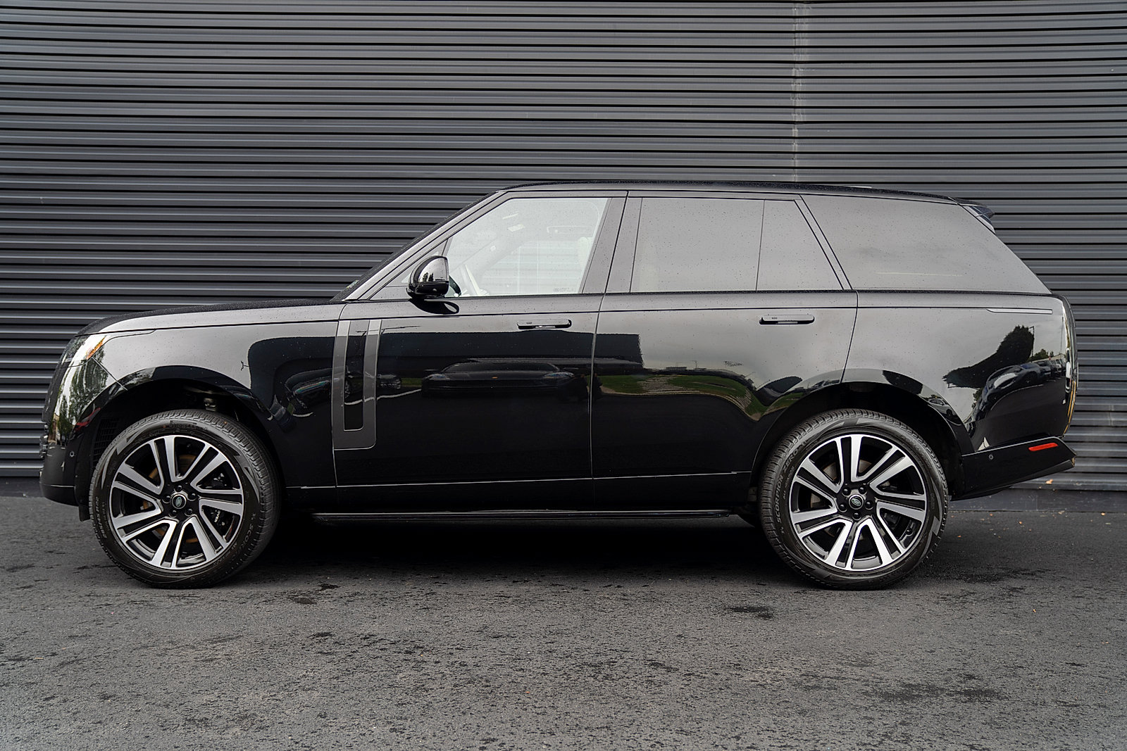 Used 2023 Land Rover Range Rover SE AWD/4WD image 2