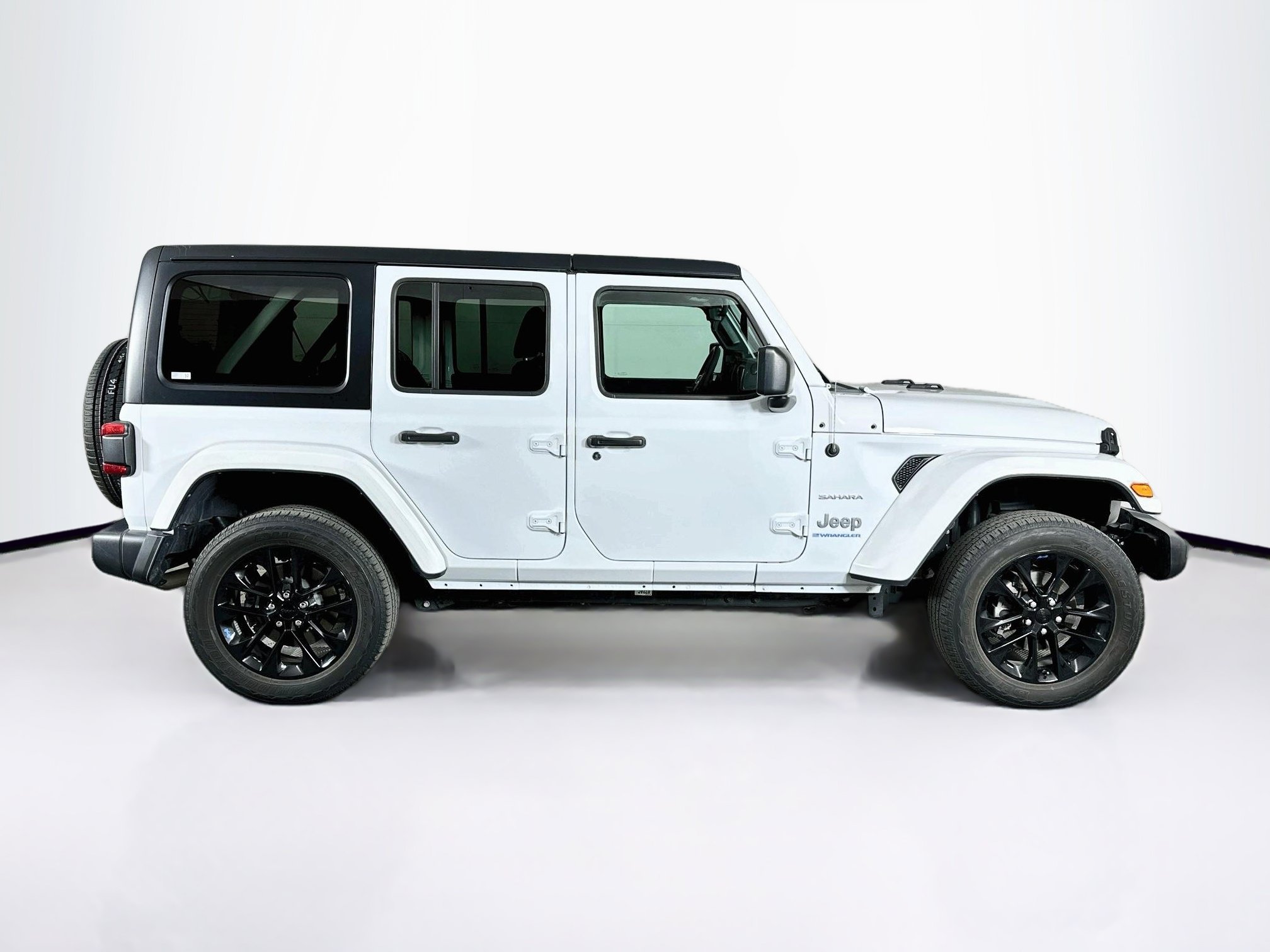 Used 2023 Jeep Wrangler Unlimited Sahara w/ Cold Weather Group AWD/4WD image 10