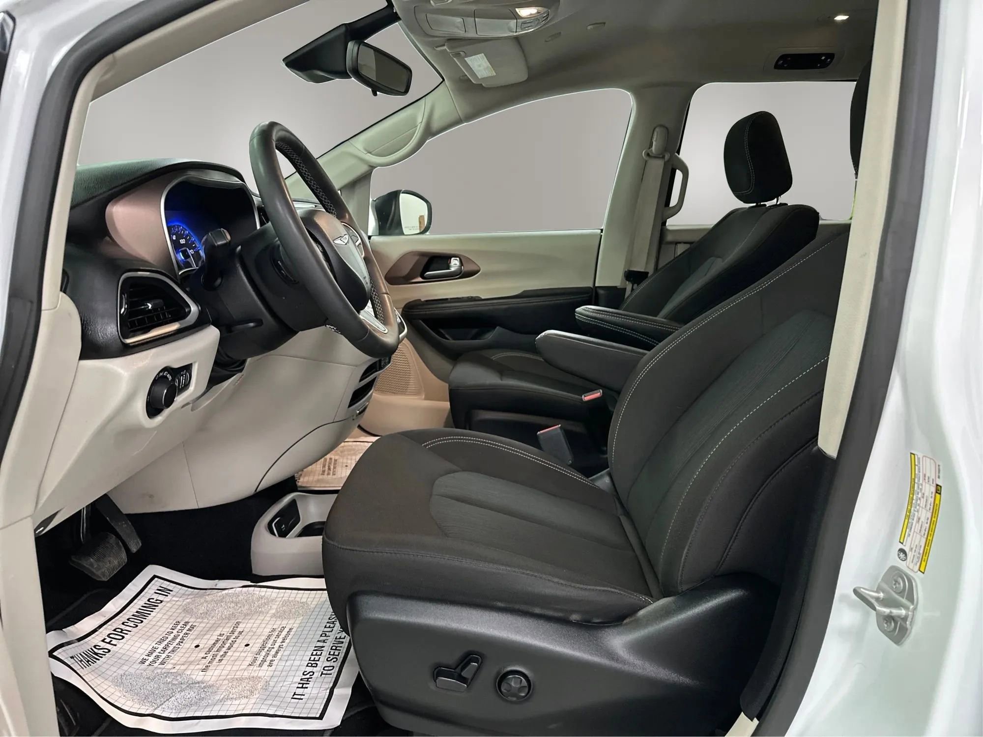 Used 2024 Chrysler Voyager LX image 9