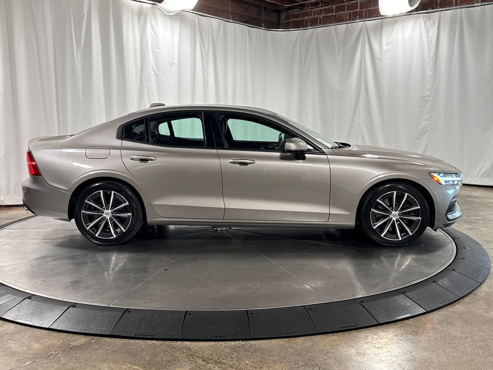 Used 2021 Volvo S60 T6 Momentum w/ Premium Package AWD/4WD image 9