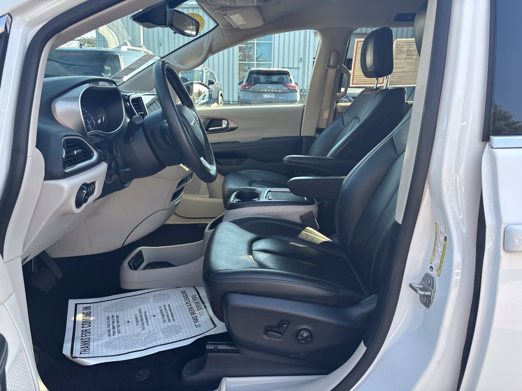 Used 2024 Chrysler Pacifica Touring-L FWD image 21