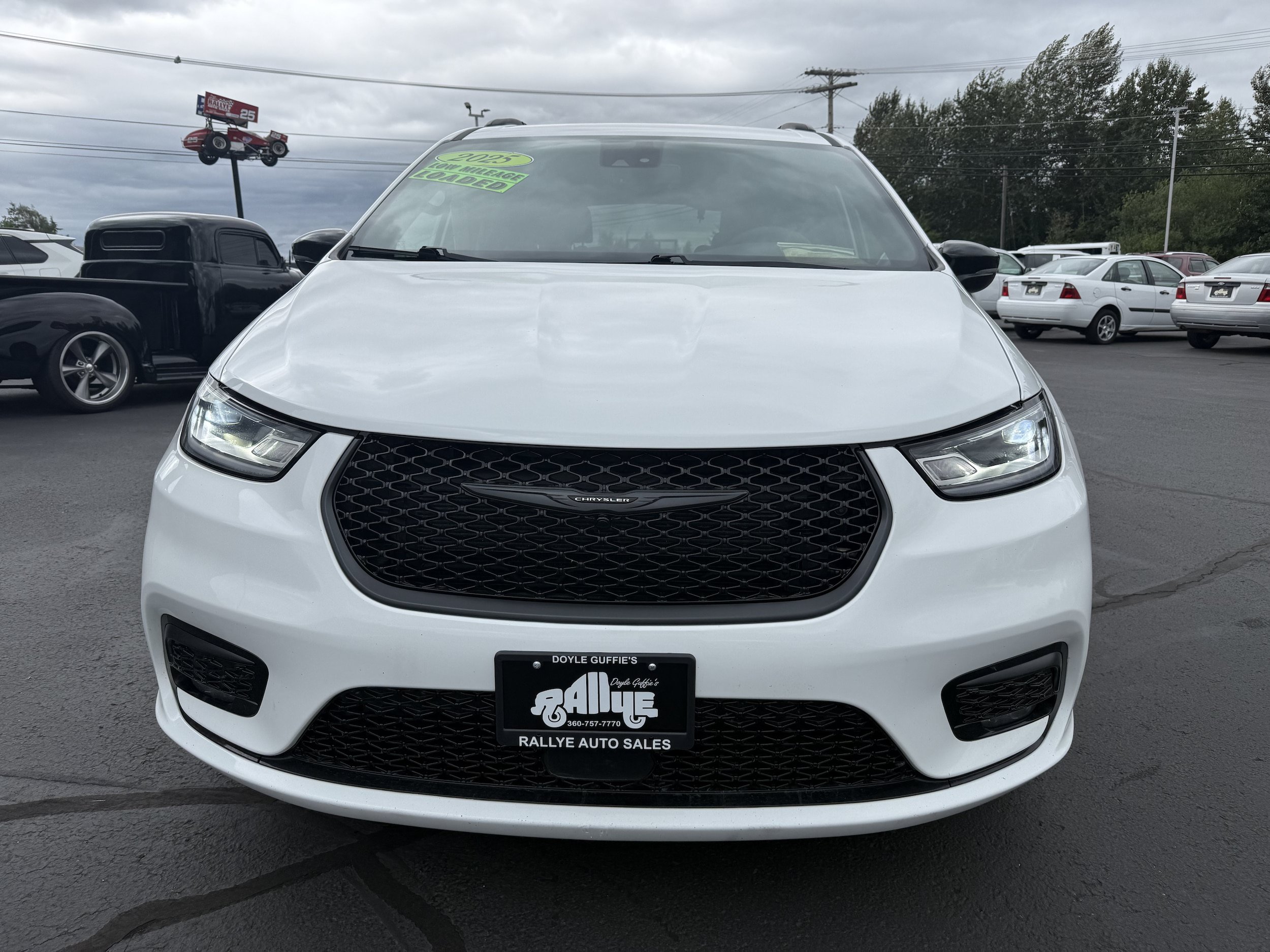 Used 2025 Chrysler Pacifica Select FWD image 2