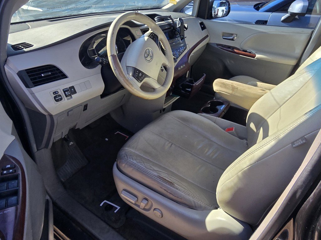 Used 2014 Toyota Sienna XLE image 17