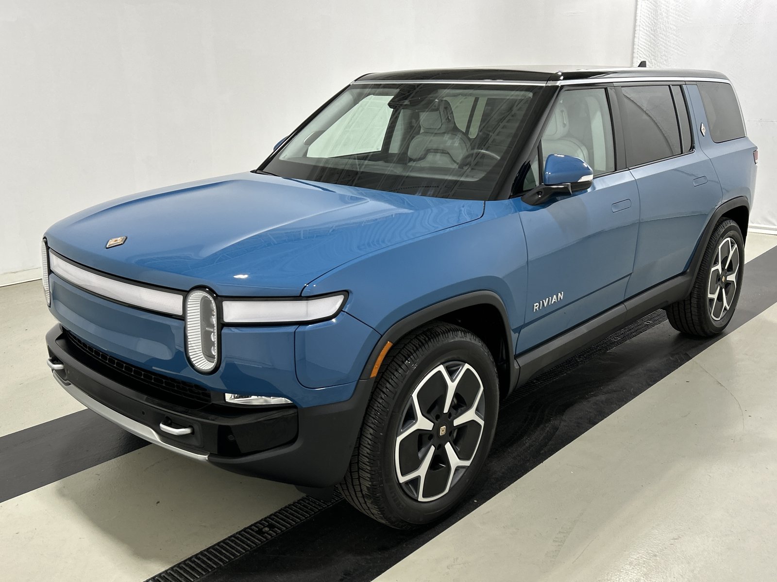 Used 2024 Rivian R1S Adventure AWD/4WD image 1