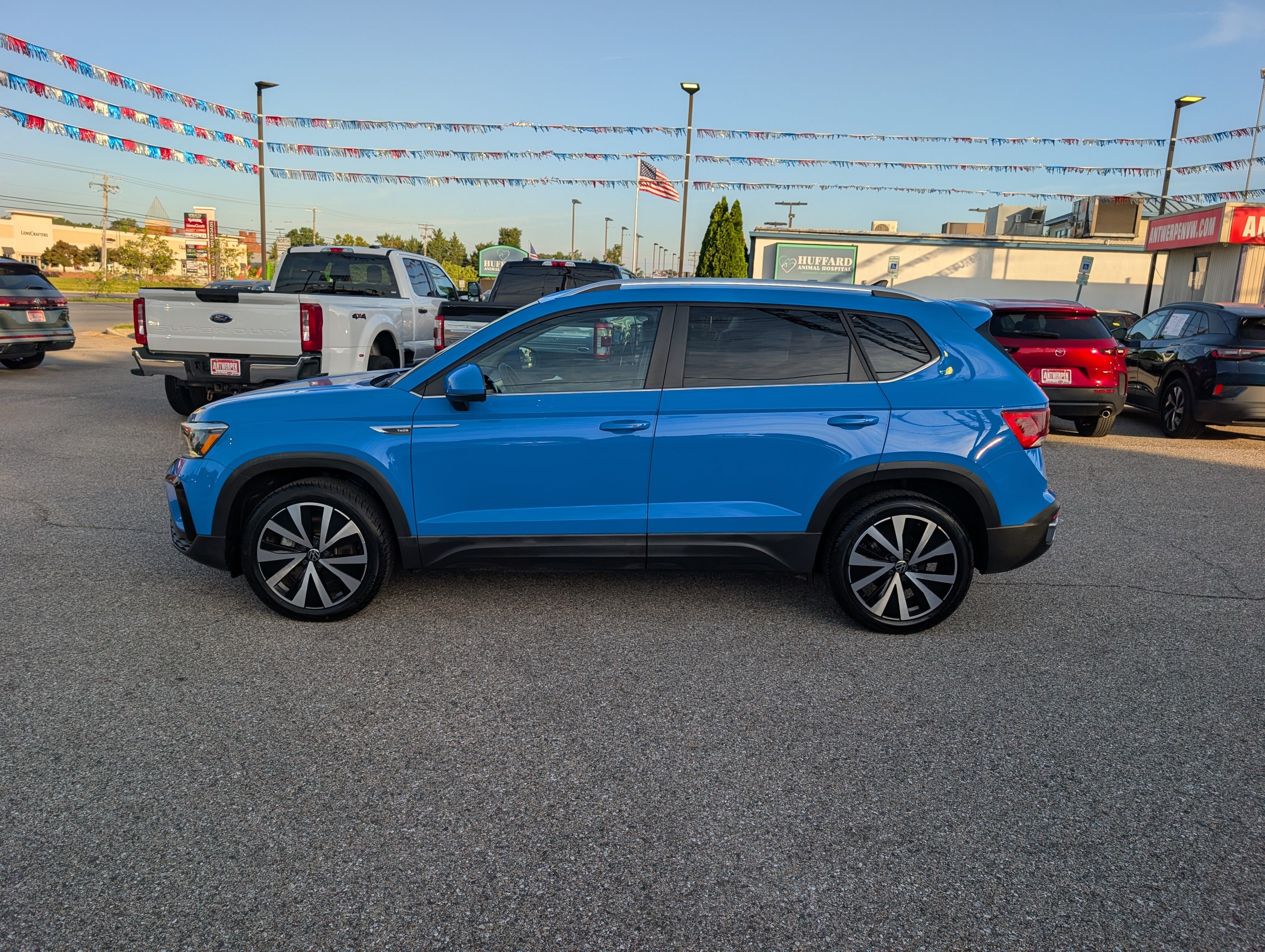Used 2022 Volkswagen Taos SE w/ Panoramic Sunroof Package FWD image 6