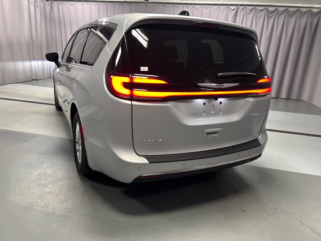 Used 2026 Chrysler Pacifica Select FWD image 5