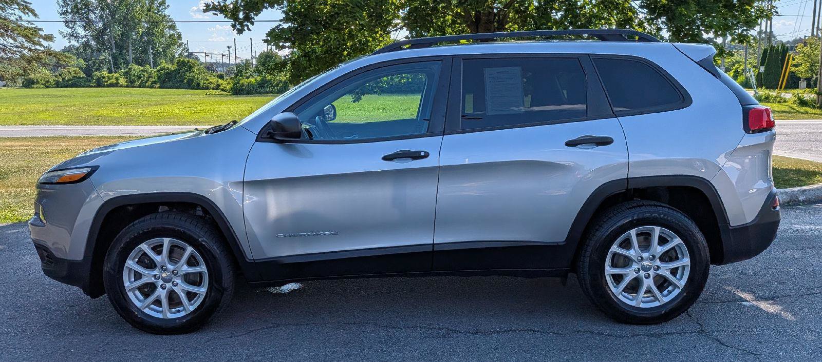 Used 2016 Jeep Cherokee Sport w/ Cold Weather Group AWD/4WD image 6