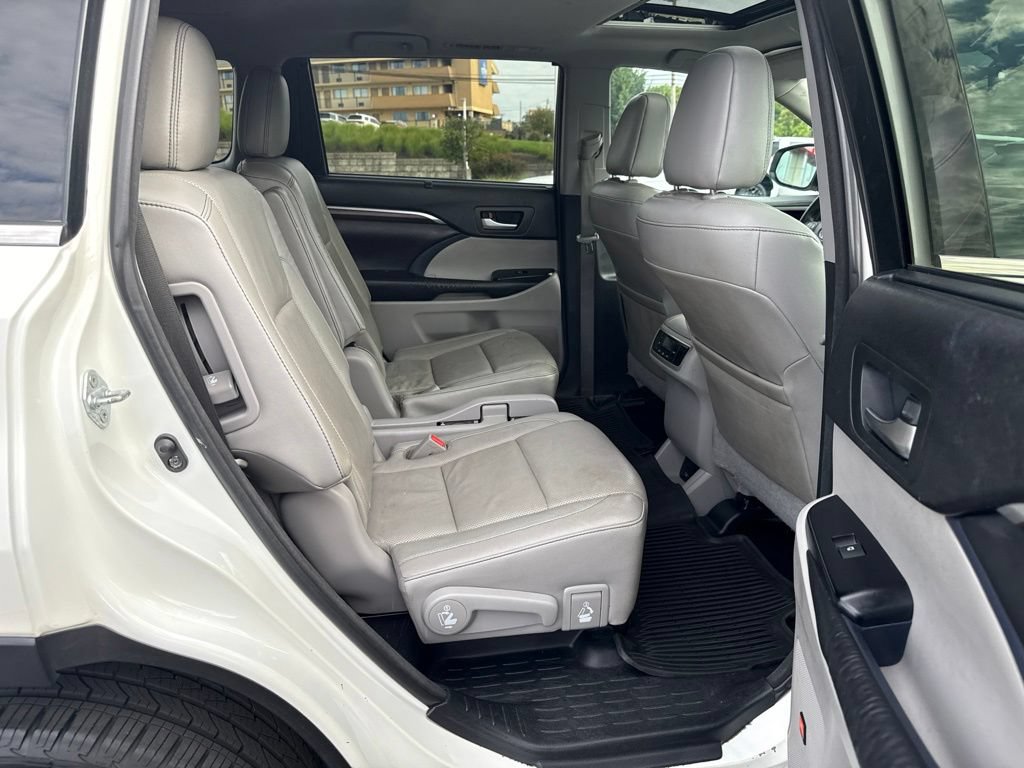 Used 2016 Toyota Highlander Limited w/ Driver Technology Package AWD/4WD image 6