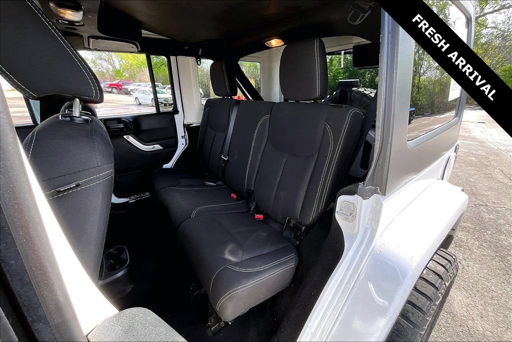 Used 2018 Jeep Wrangler Unlimited Sahara w/ Connectivity Group AWD/4WD image 21