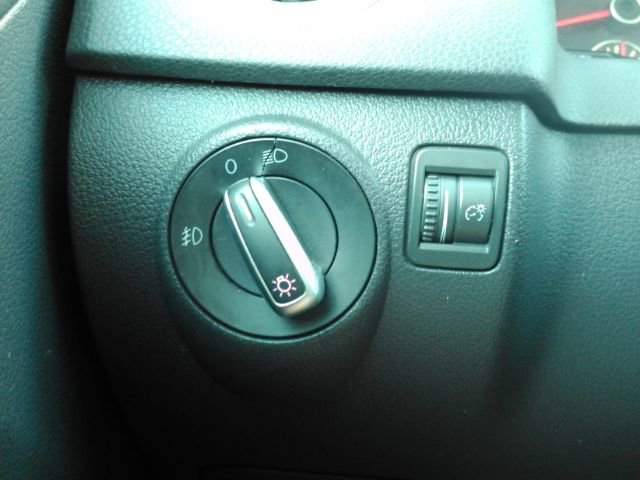 Used 2011 Volkswagen Tiguan SE image 32