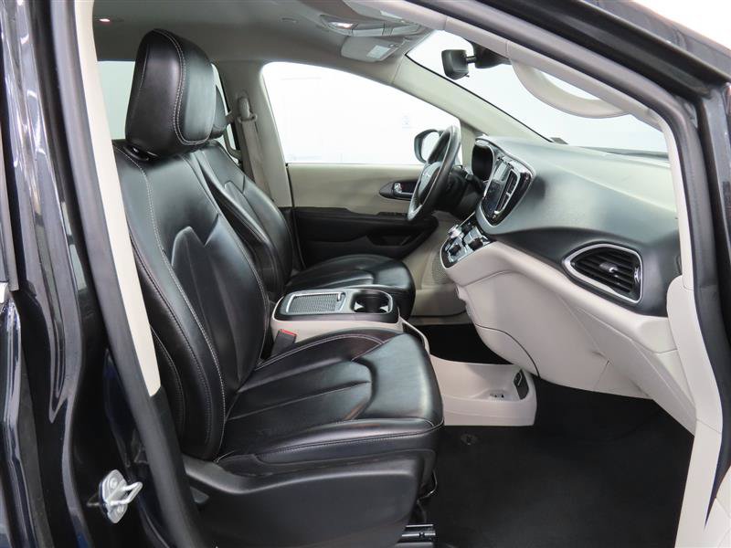 Used 2023 Chrysler Pacifica Touring-L FWD image 34