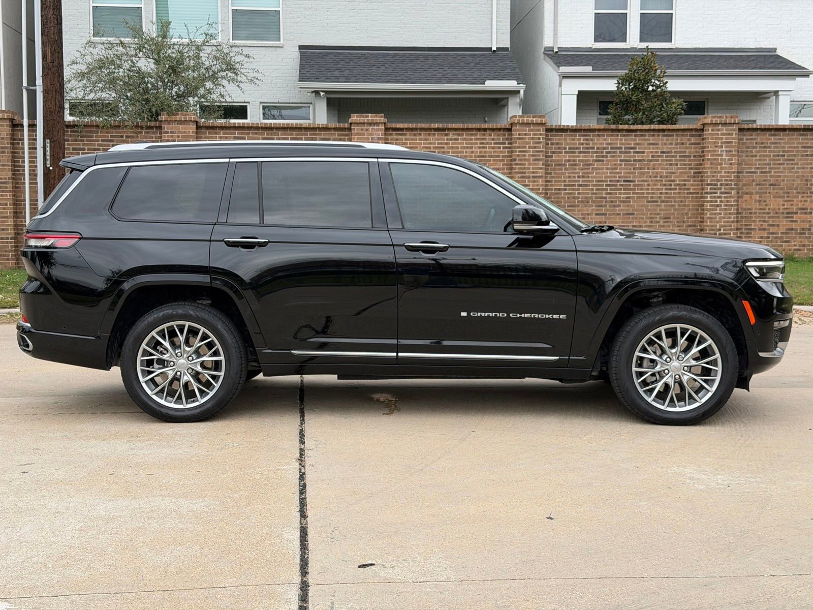 Used 2022 Jeep Grand Cherokee L Summit w/ Luxury Tech Group V image 15