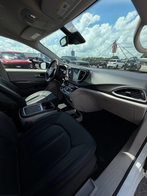 Used 2024 Chrysler Pacifica Touring-L FWD image 36