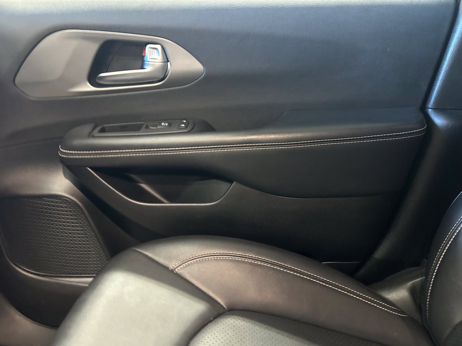 Used 2025 Chrysler Pacifica Select FWD image 15