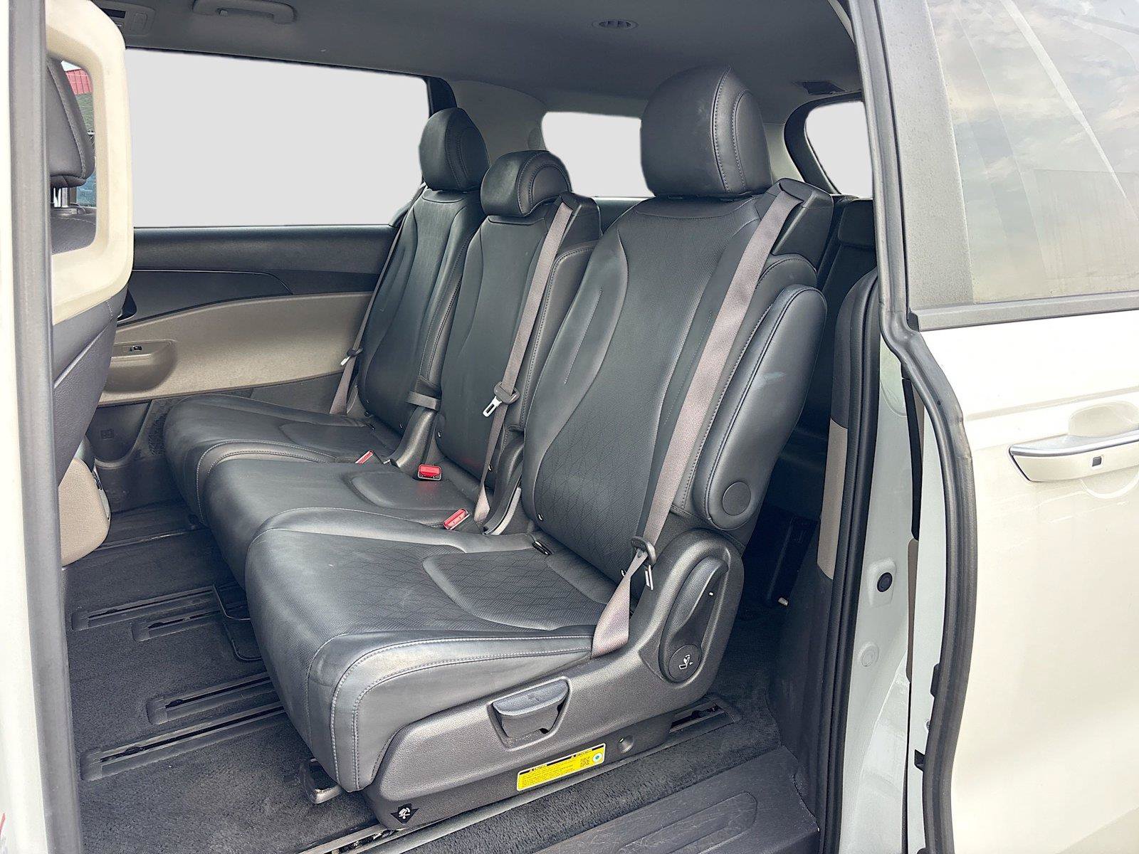 Used 2025 Kia Carnival FWD image 28