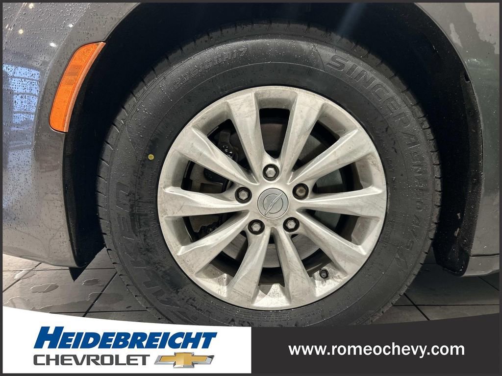 Used 2017 Chrysler Pacifica Touring-L image 7