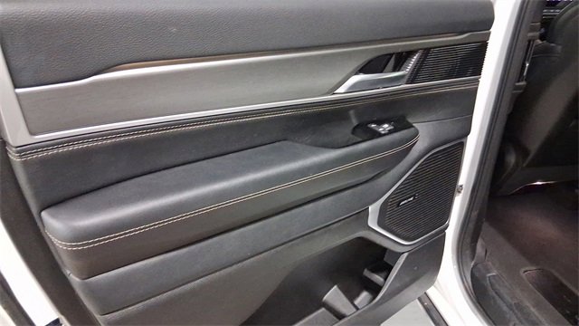 Used 2025 Jeep Wagoneer L Series II w/ 8-pass Seating Package image 25