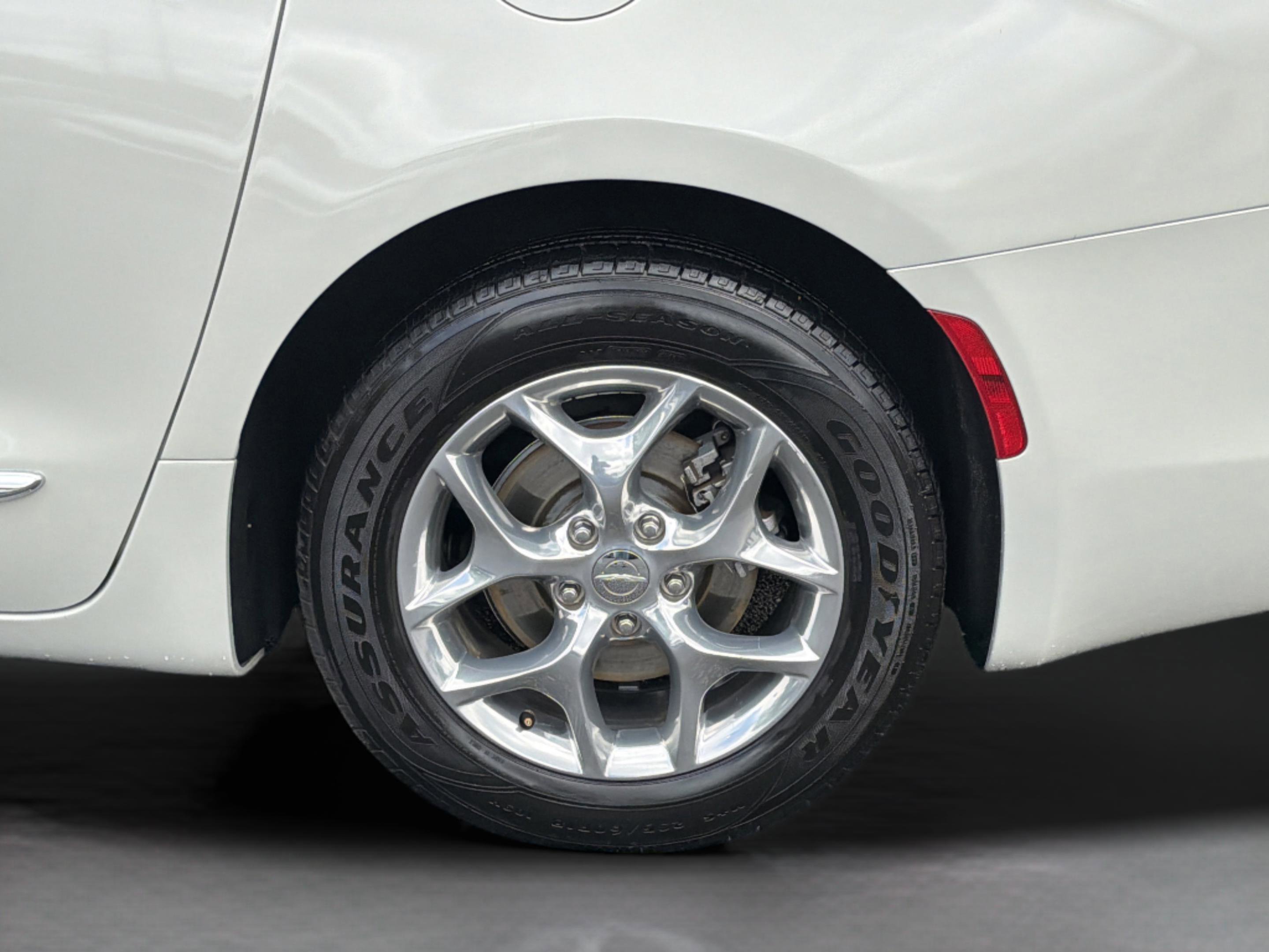 Used 2019 Chrysler Pacifica Limited FWD image 33