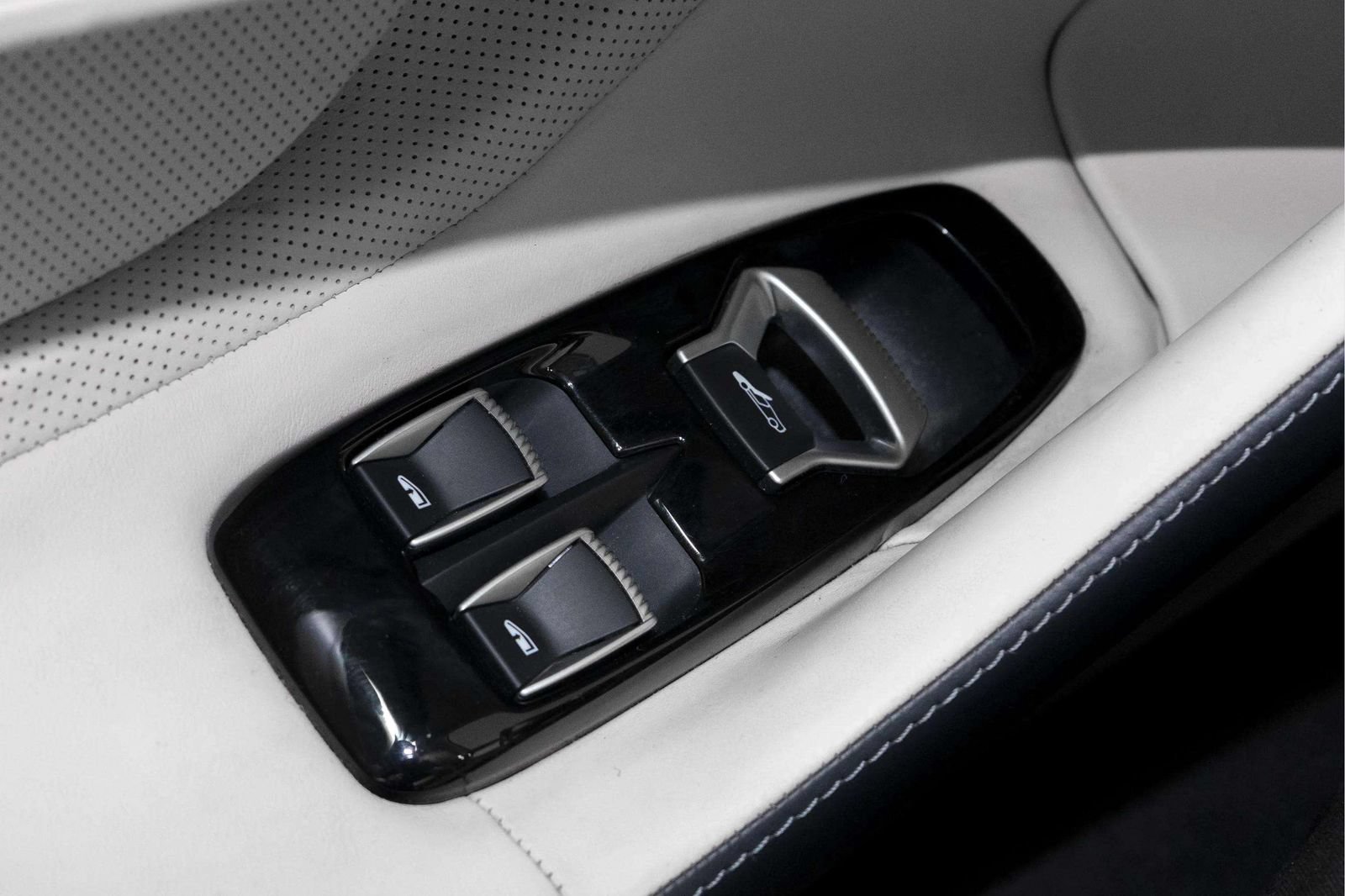 Used 2023 McLaren GT RWD image 17