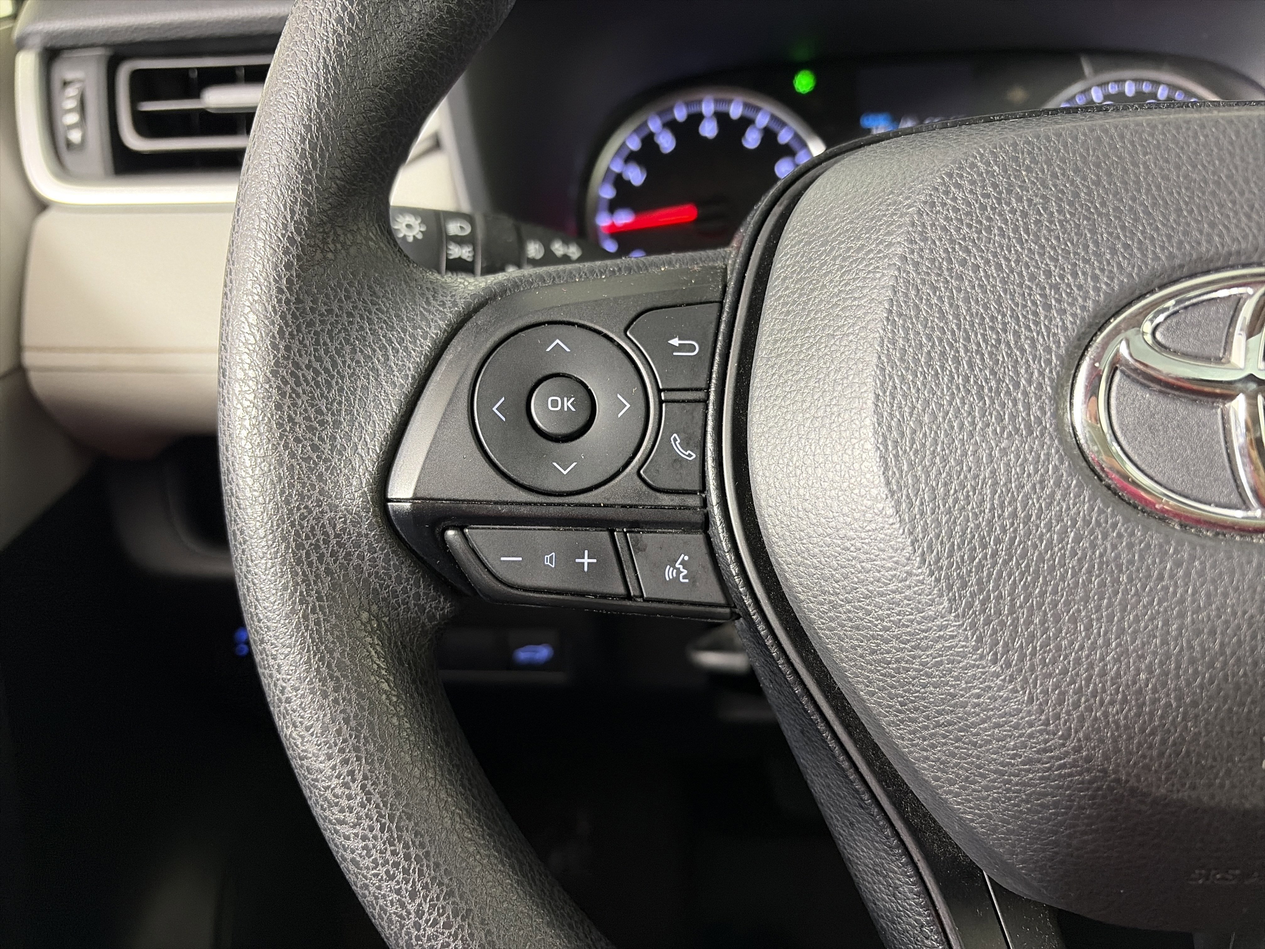 Used 2020 Toyota RAV4 XLE image 30