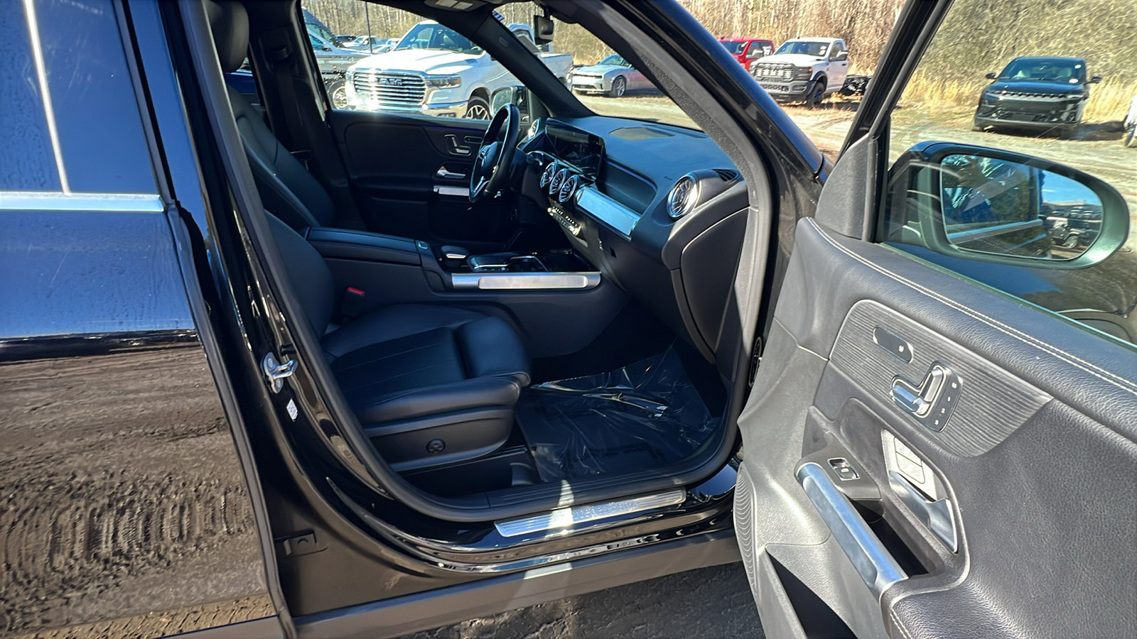 Used 2023 Mercedes-Benz GLB 250 4MATIC w/ Premium Package image 20