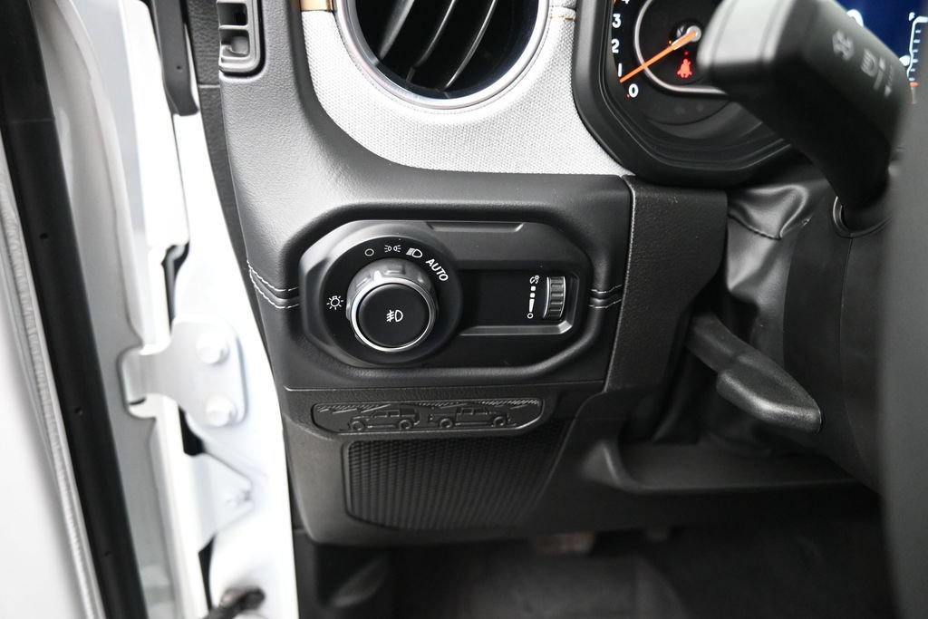 Used 2024 Jeep Wrangler Unlimited Sahara w/ Technology Group AWD/4WD image 19