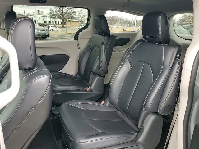Used 2024 Chrysler Pacifica Select image 29