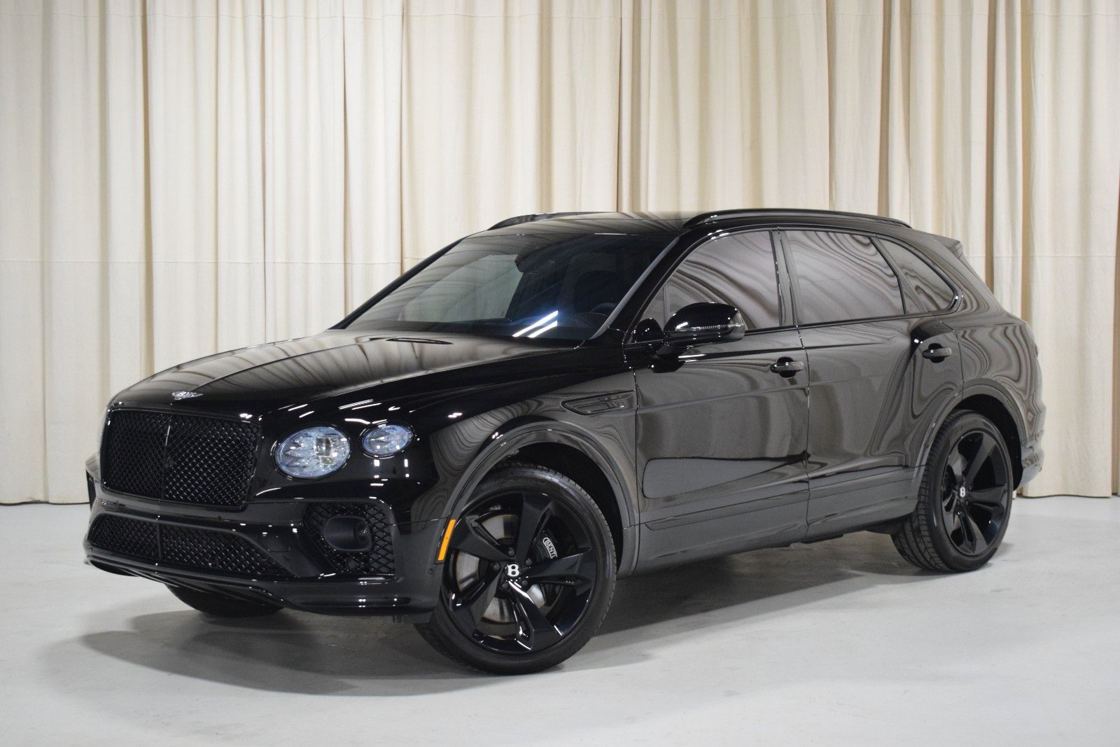 Used 2023 Bentley Bentayga image 1