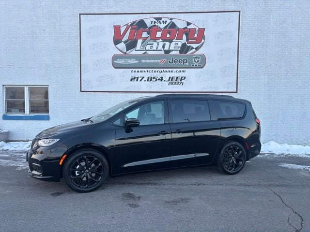 New 2026 Chrysler Pacifica Limited w/ S Appearance Package