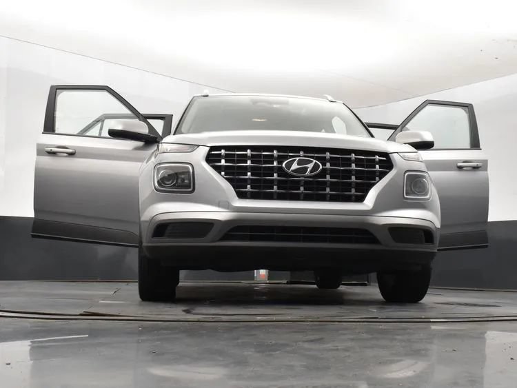 Used 2025 Hyundai Venue SEL FWD image 11