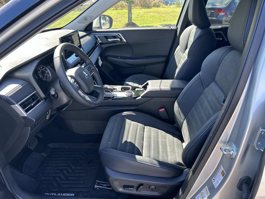 New 2025 Mitsubishi Outlander SE image 21