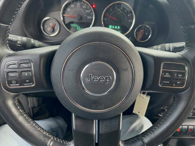 Used 2015 Jeep Wrangler Unlimited Sahara w/ Connectivity Group AWD/4WD image 16