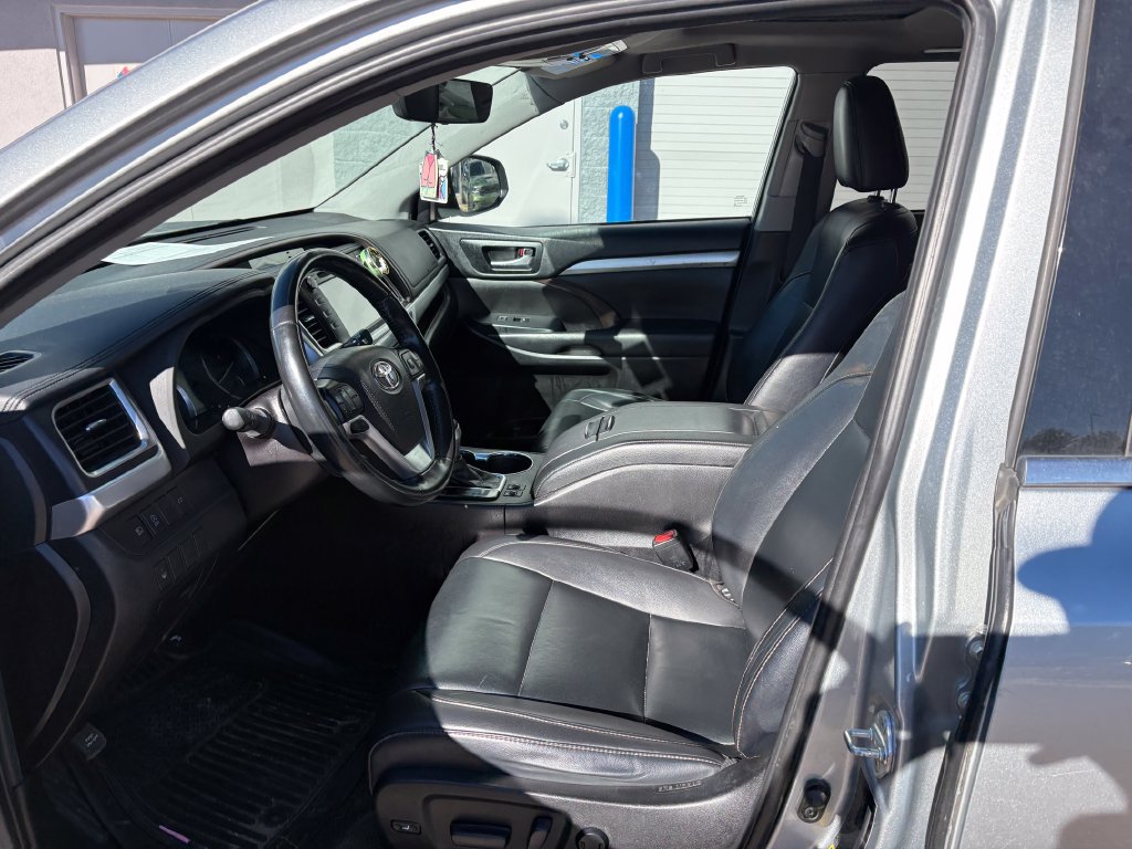 Used 2019 Toyota Highlander XLE FWD image 18
