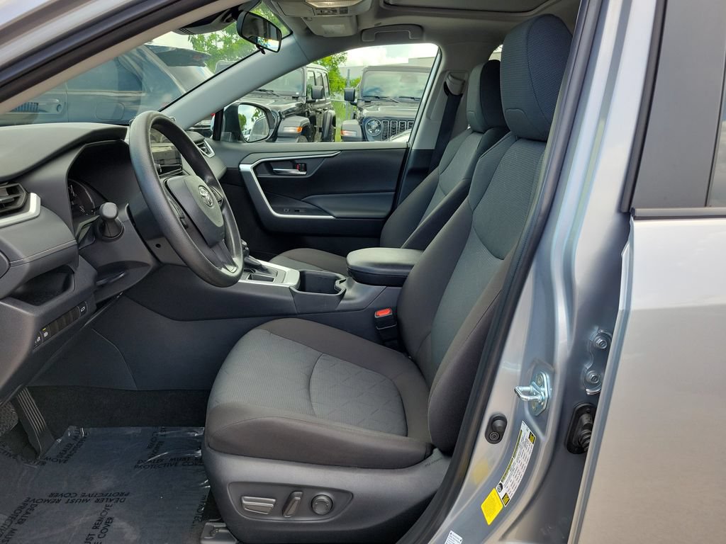 Used 2025 Toyota RAV4 XLE w/ Convenience Package FWD image 15