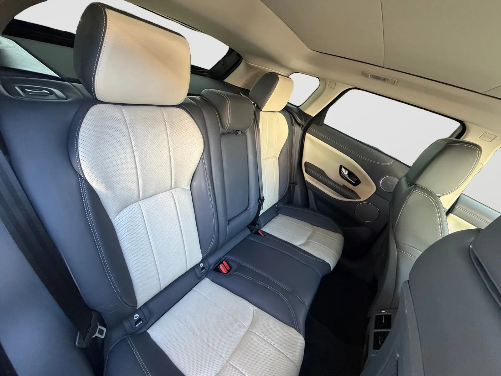 Used 2019 Land Rover Range Rover Evoque SE Premium image 16